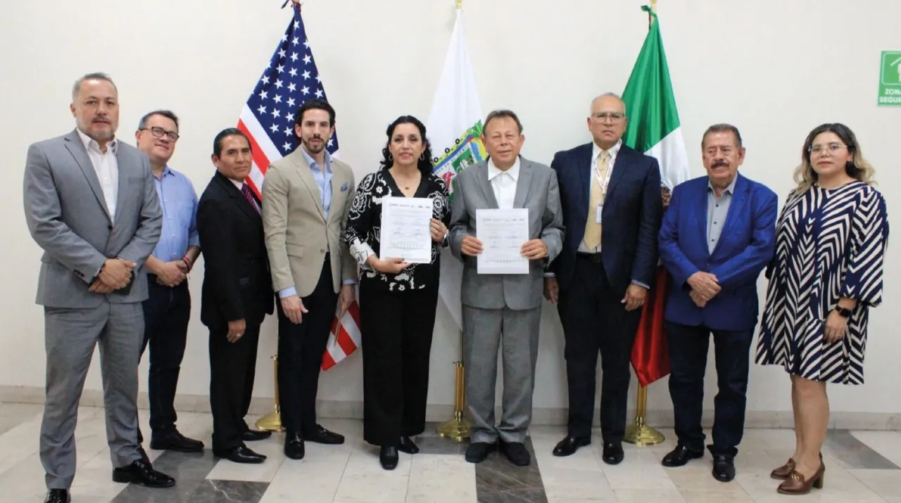 Puebla firma convenio por la educación de personas migrantes