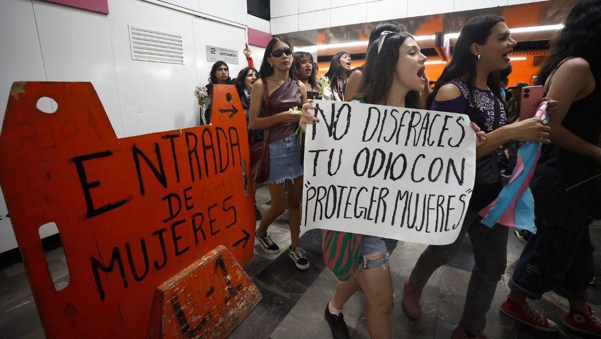Comunidad Trans, protesta en el metro de la CDMX