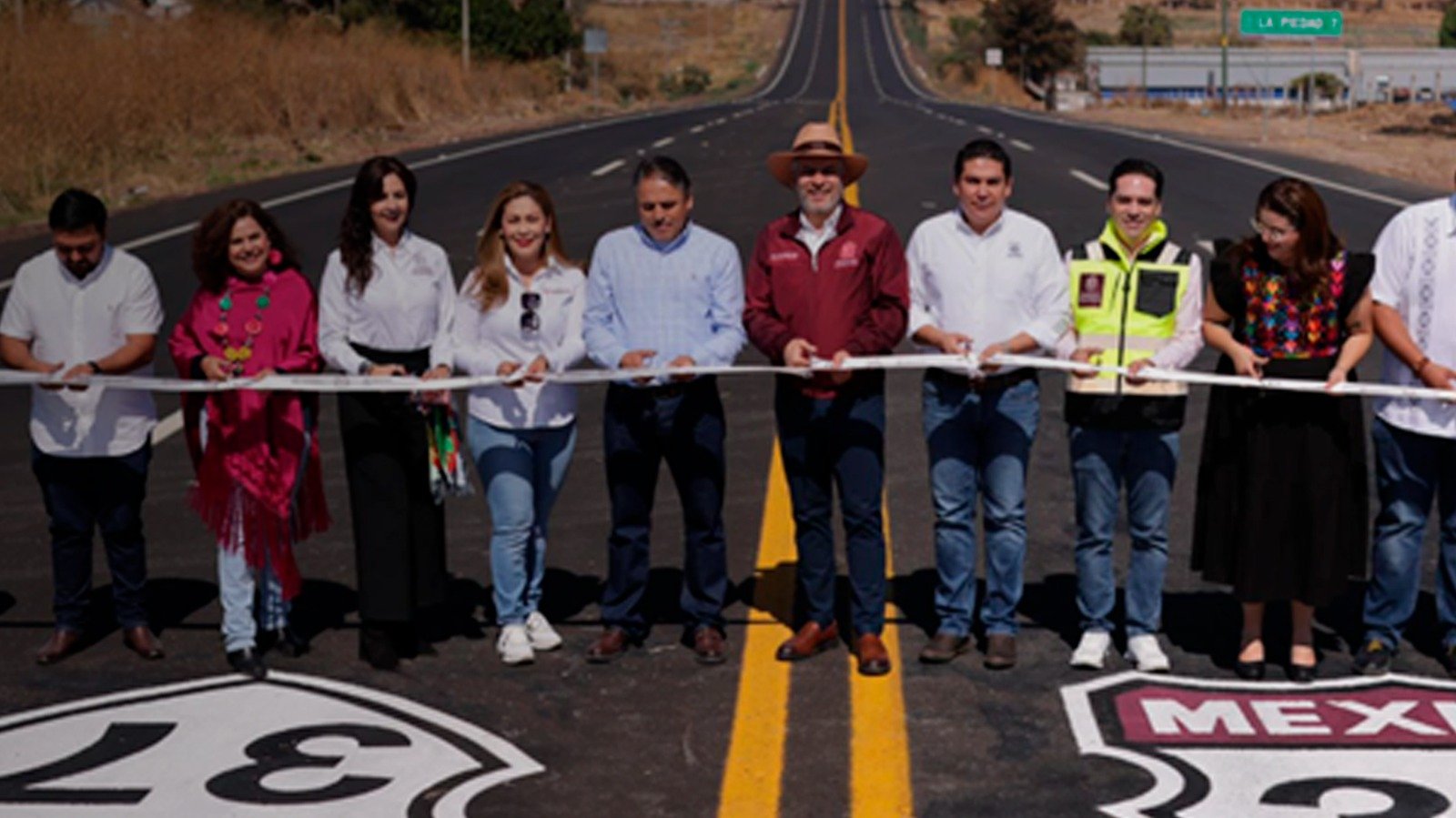 Hay un 45% de avance en la rehabilitación de carretera en Michoacán, abriendo camino al desarrollo