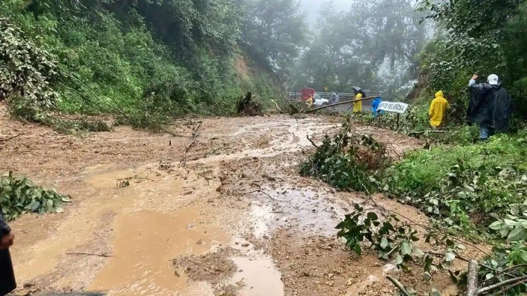 Gobernador de Puebla atiende a la Sierra Norte tras afectaciones por lluvias