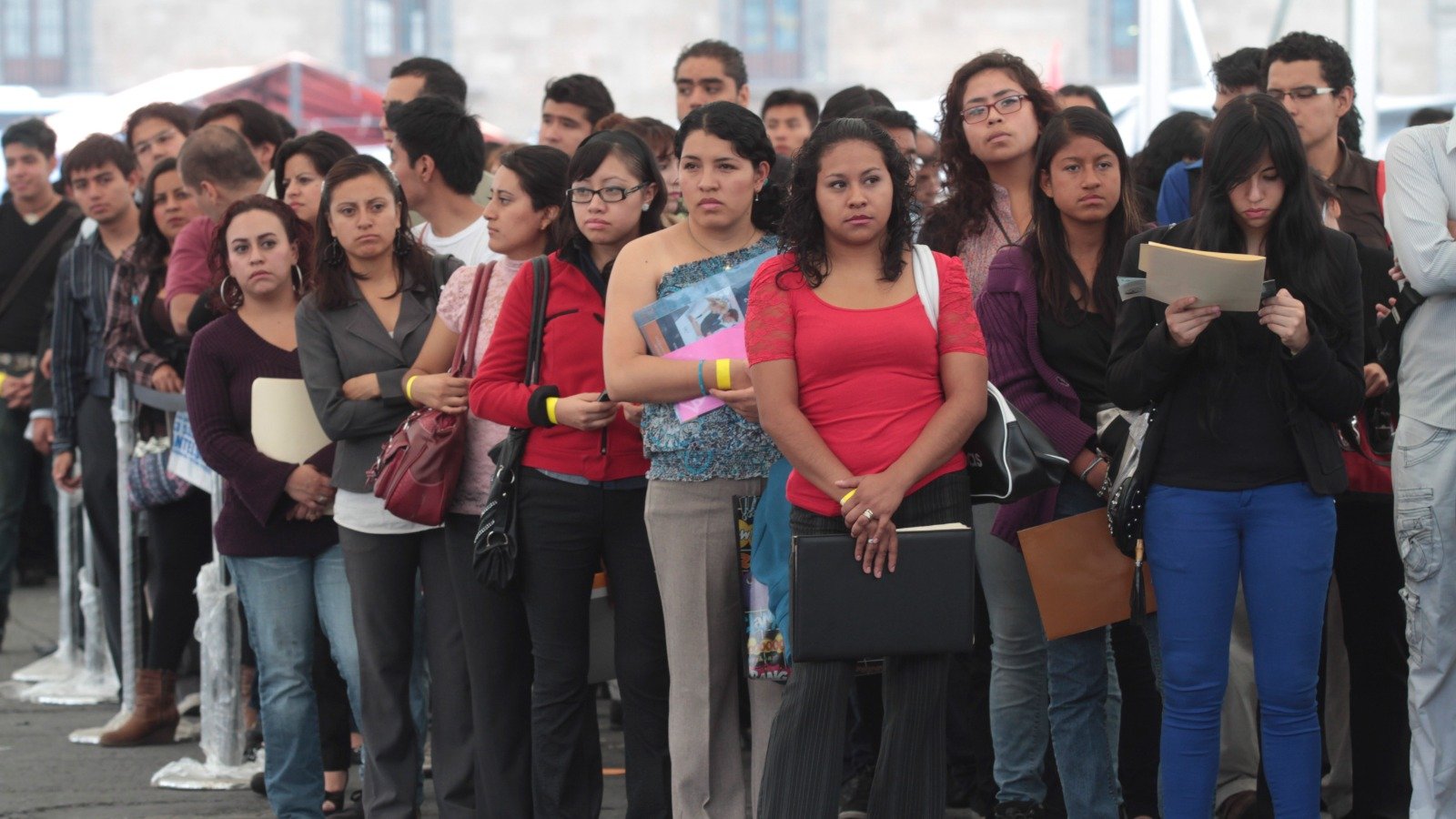 Precariedad laboral golpea a la juventud en México