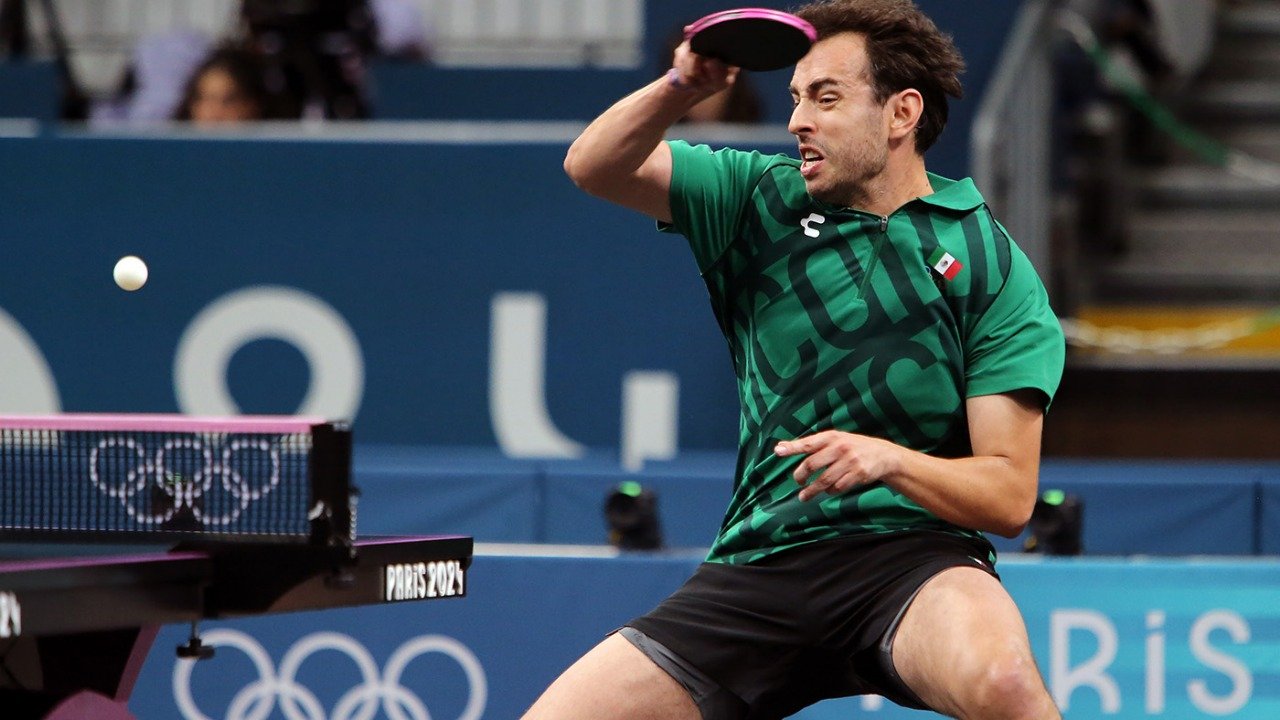 Gobierno del estado reconoce a tenismesista poblano