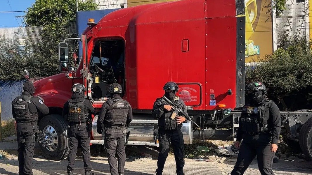 Policía de Puebla asegura tráiler con reporte de robo