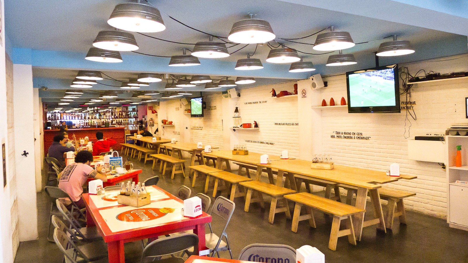 La nostalgia llega a CDMX con vinilos y mona la vampira