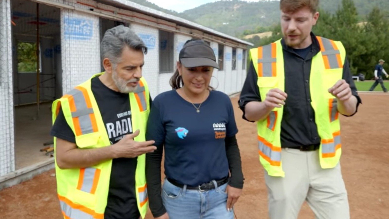 Mr. Beast y Eugenio Derbéz construyen una escuela en Edomex