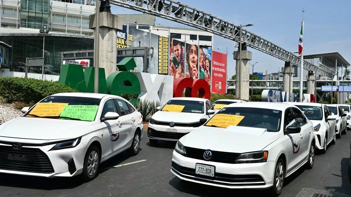 Uber pacta alianza con taxistas