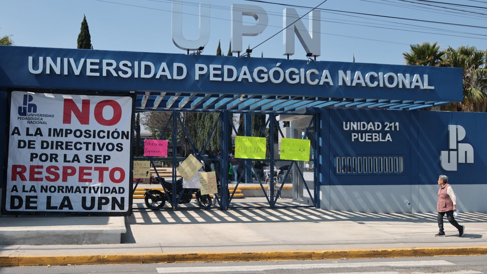 Alumnos de UPN Puebla cierran plantel para exigir la restitución de exdirector
