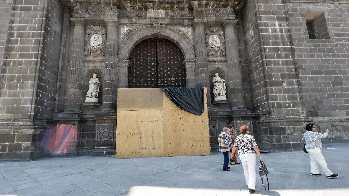 Arranca rehabilitación del portón de la Catedral de Puebla