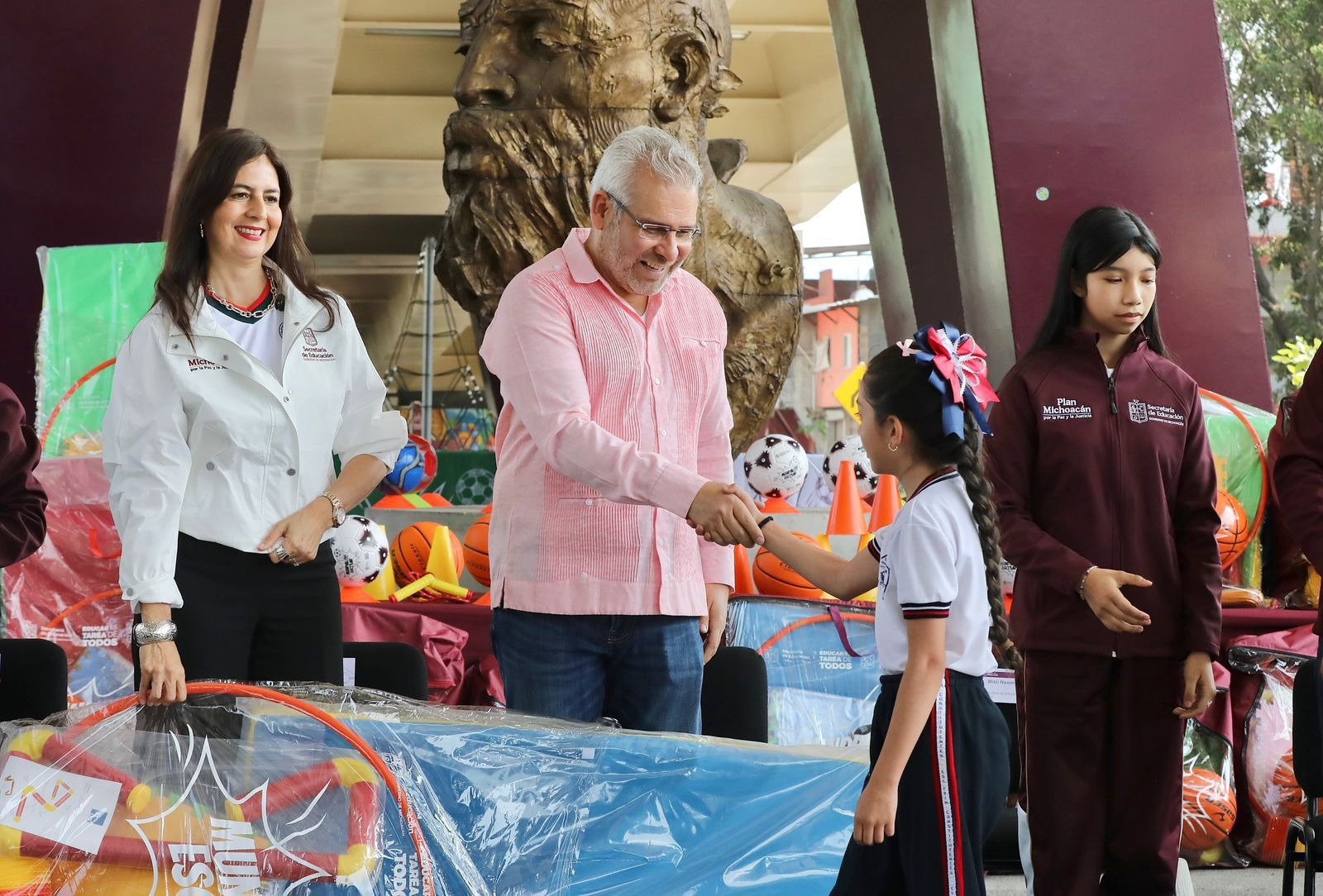 Entrega de material deportivo a más de 234 mil estudiantes en Uruapan