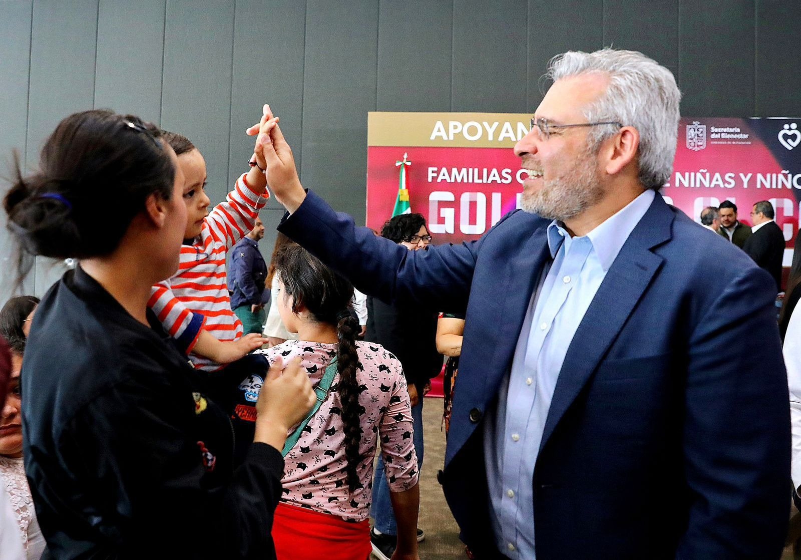 Bedolla garantiza apoyo económico a 382 familias de niñas y niños con cáncer