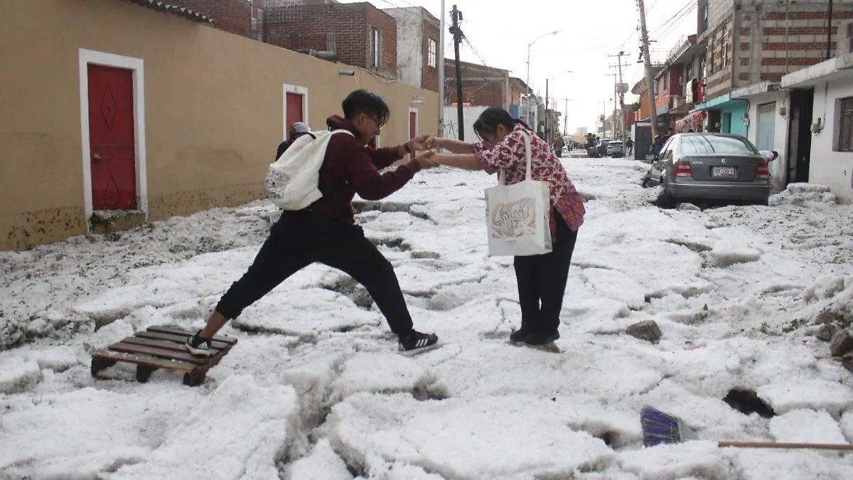 Puebla se pintó de blanco por granizada histórica