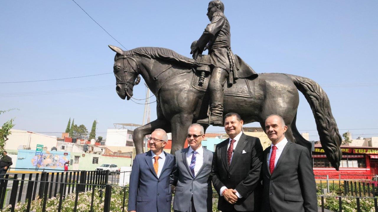 Gobernador de Puebla devela escultura de Ignacio Zaragoza