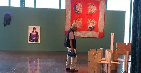 Huellas, voces y otras pistas; la exposición en Puebla creada con materiales reutilizados