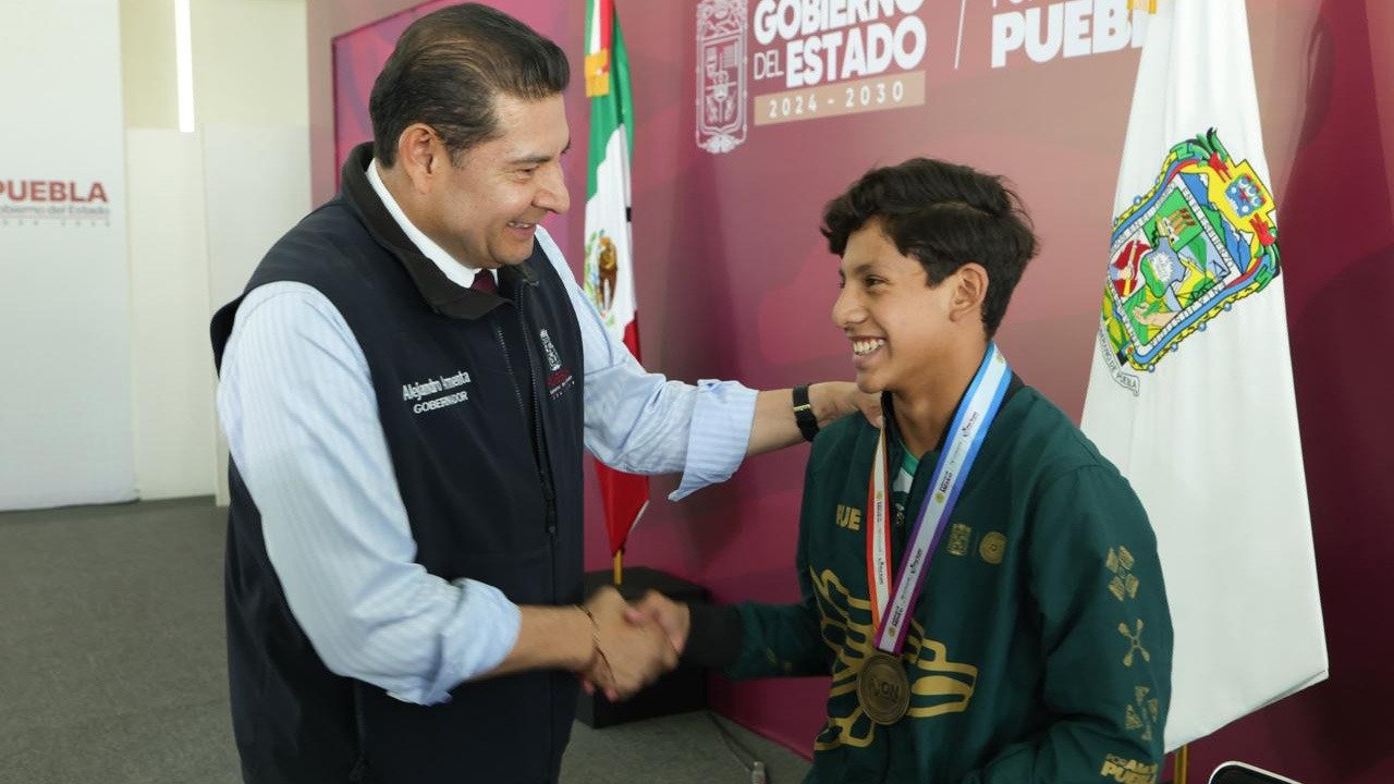 Gobierno de Puebla reconoce esfuerzo de atletas poblanos en Olimpiada CONADE 2026