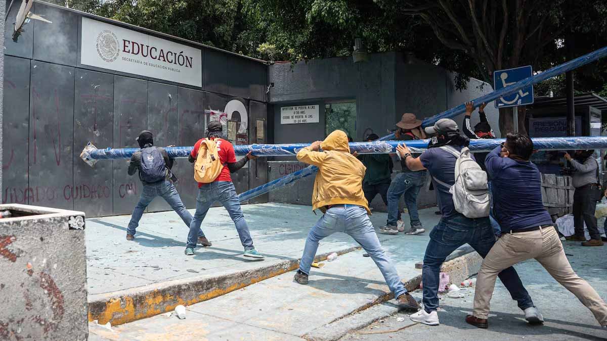 La política del espectáculo: entre bardas, acusaciones y pleitos