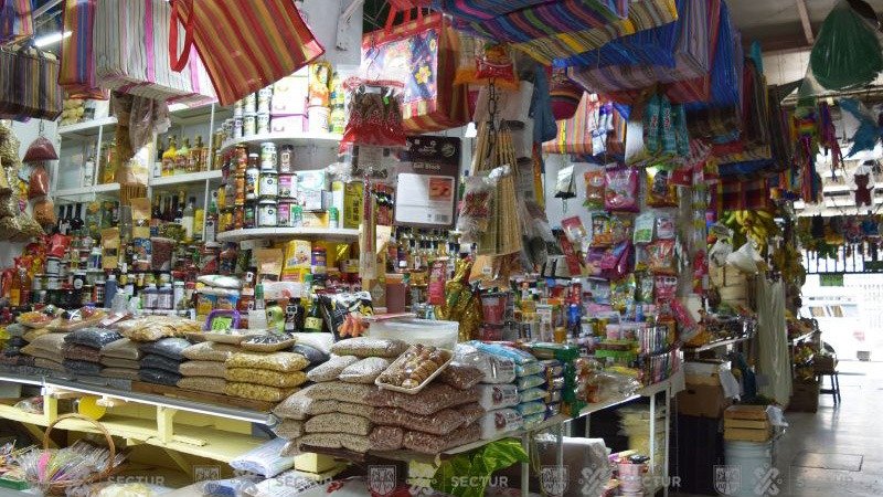 Entre cocodrilo, escamoles y quesos europeos: así es el Mercado de San Juan