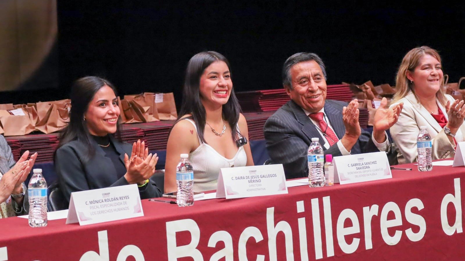 Gaby “La Bonita” Sánchez acompaña a estudiantes poblanos en sus graduaciones y los invita a luchar por sus metas