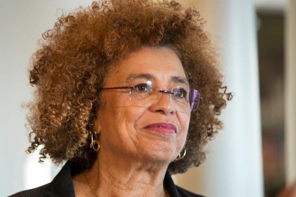 10 horas de fila para verla en la UNAM ¿Quién es Ángela Davis?
