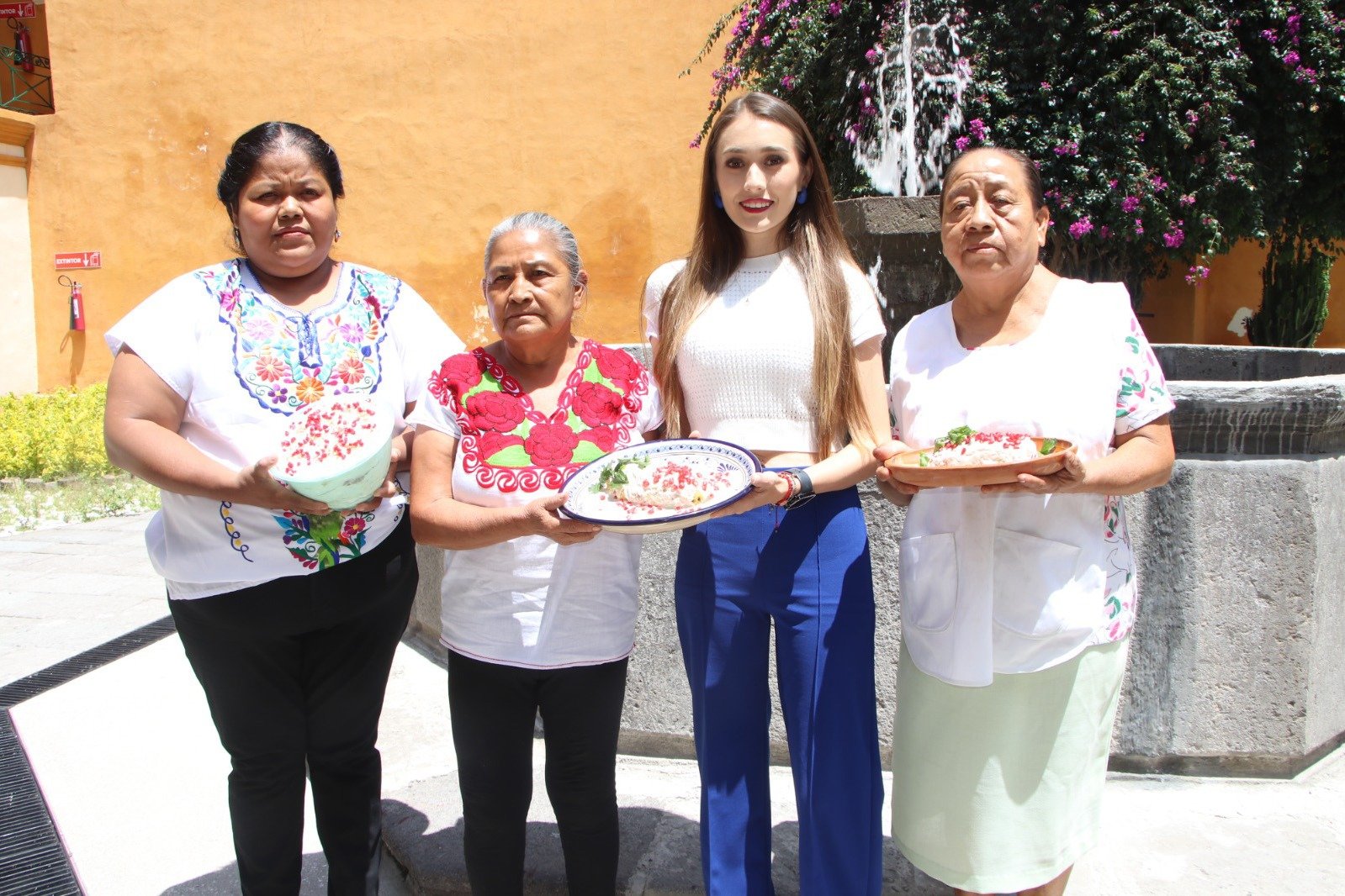Cocineras tradicionales ponen sabor a Izúcar con el Chile en Nogada
