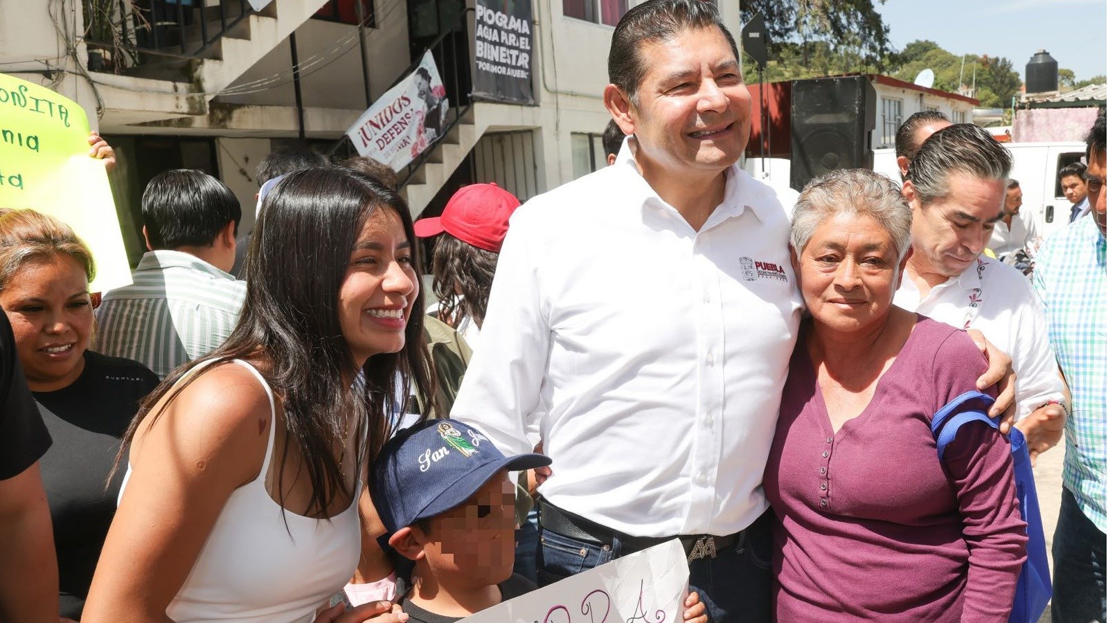 Gobierno de Puebla lleva agua gratuita a familias de Clavijero