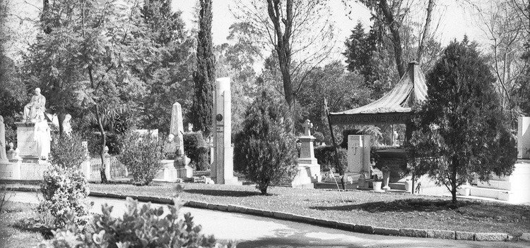 Panteón de Dolores, donde descansan los grandes de México y las leyendas vagan
