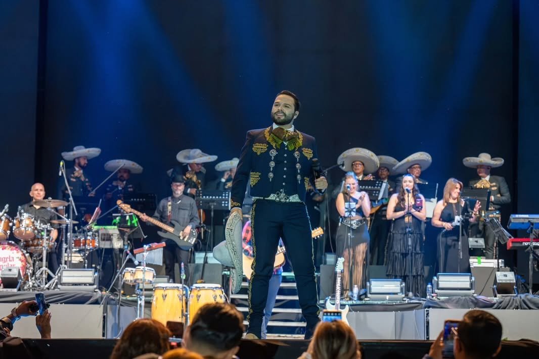Leonardo Aguilar canta ante asientos vacíos en Guadalajara