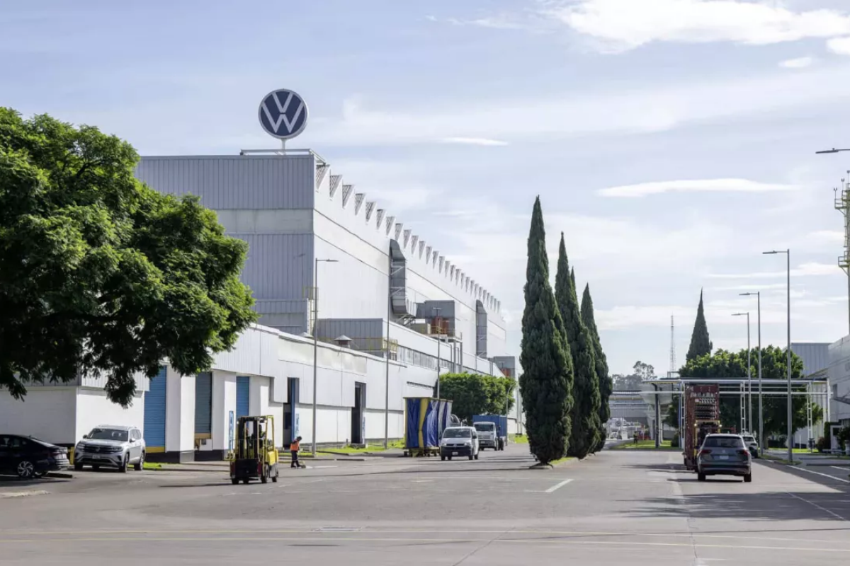 Volkswagen Puebla enfrenta riesgo de huelga tras segundo rechazo salarial; autoridades llaman al diálogo
