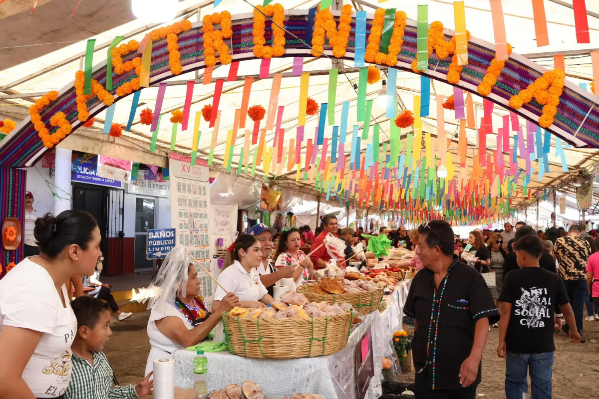 La magia de la Noche de Muertos en el tianguis artesanal