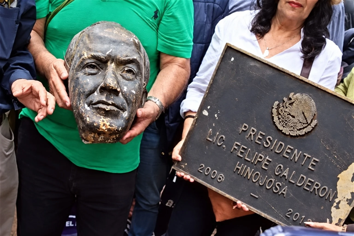¡Fueron por su cabeza! Destrozos a la estatua de Calderón termina con denuncia ante la FGR 