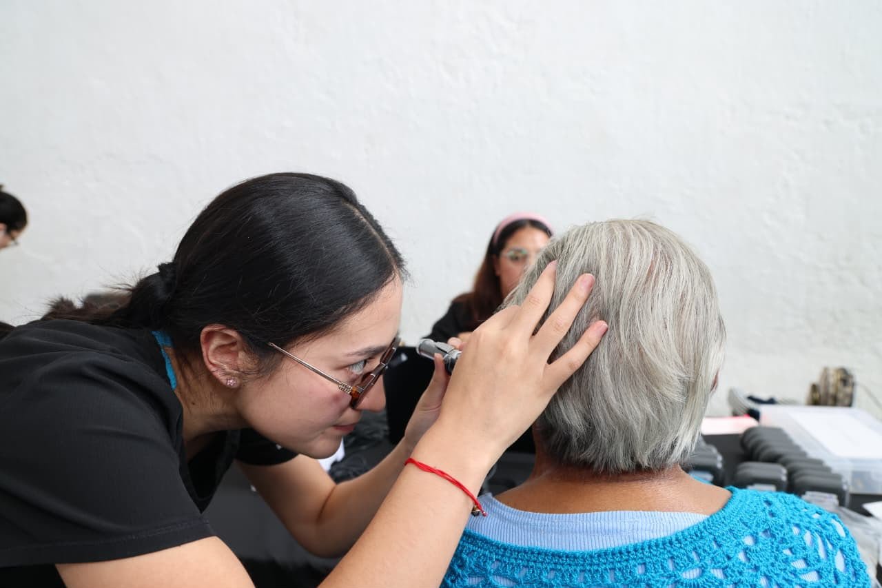 Más de 2 mil poblanos recibirán apoyos para ver y escuchar mejor 