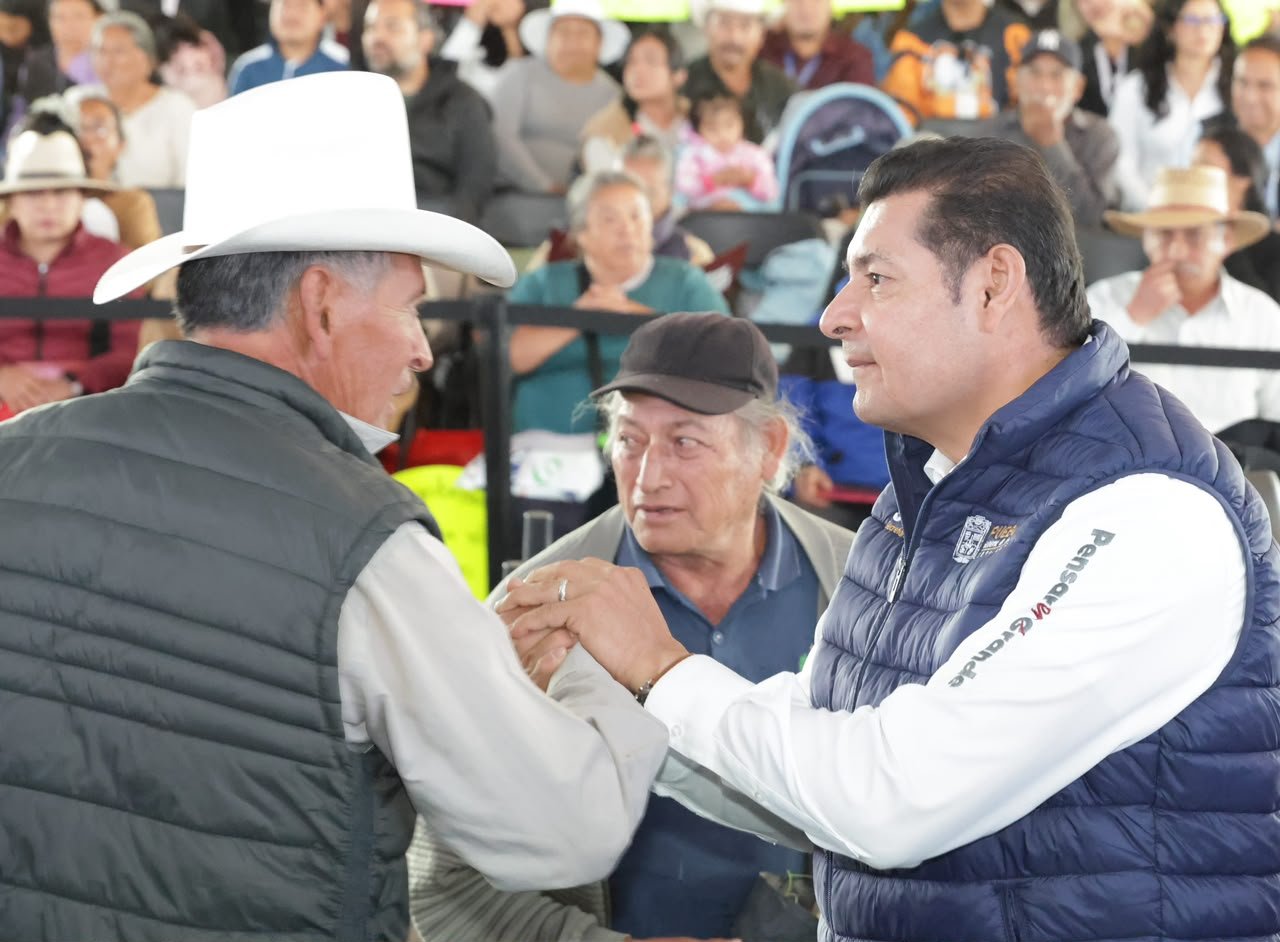 Chalchicomula de Sesma recibe apoyos para el desarrollo del campo