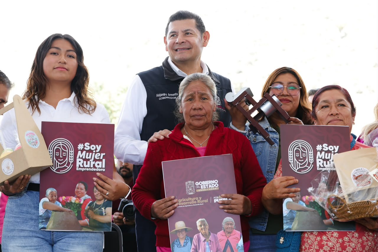 Entrega de apoyos acerca a San José Chiapa a la riqueza comunitaria 