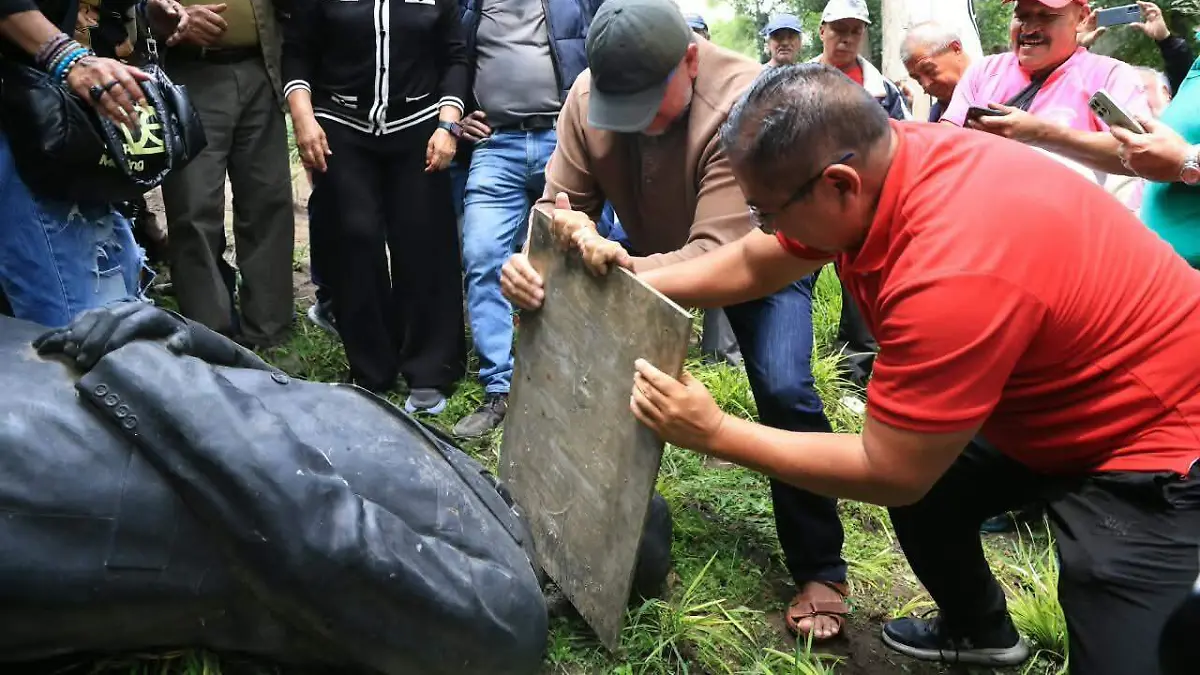 ¡Fueron por su cabeza! Destrozos a la estatua de Calderón termina con denuncia ante la FGR 